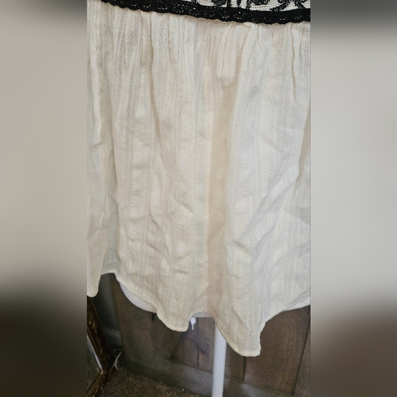 AMERICAN EAGLE Boho Chic cotton embroidered swing top. Ivory/black. Size Medium - Picture 9 of 12